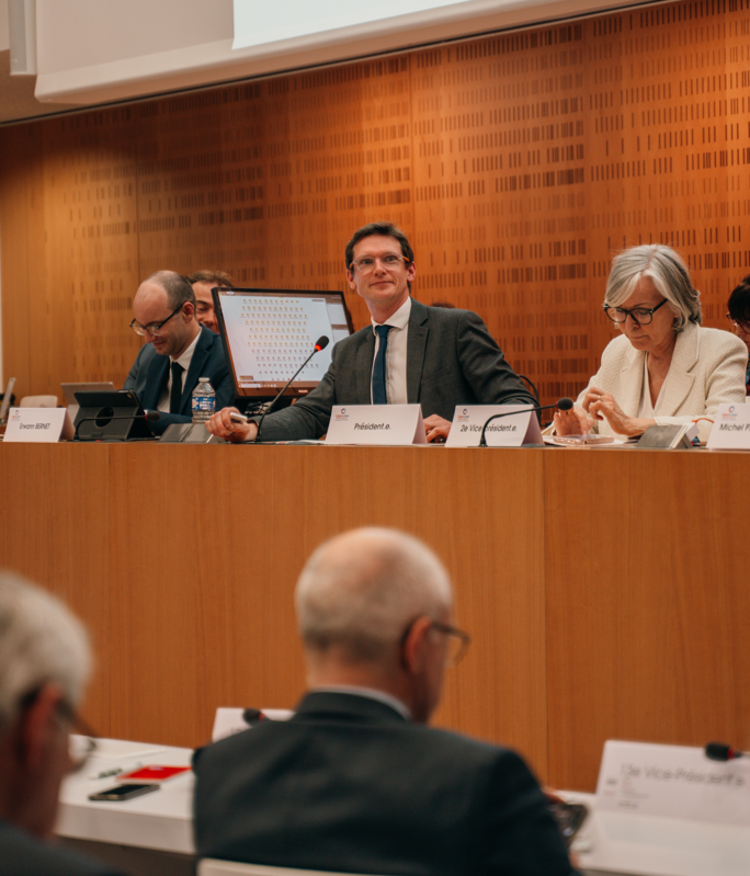 Nicola Joyau au micro de l'hémicycle, aux côtés de Florence Boulay.